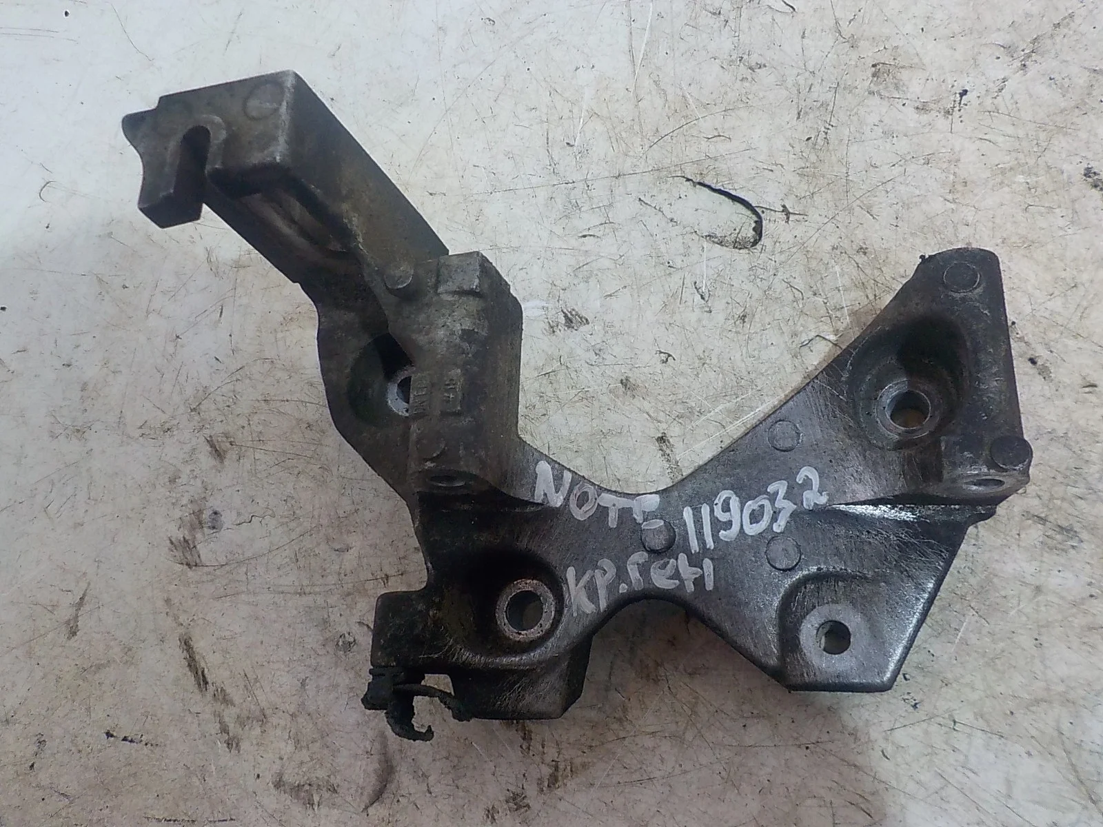 Кронштейн генератора Nissan Note E11 (2005—2009)