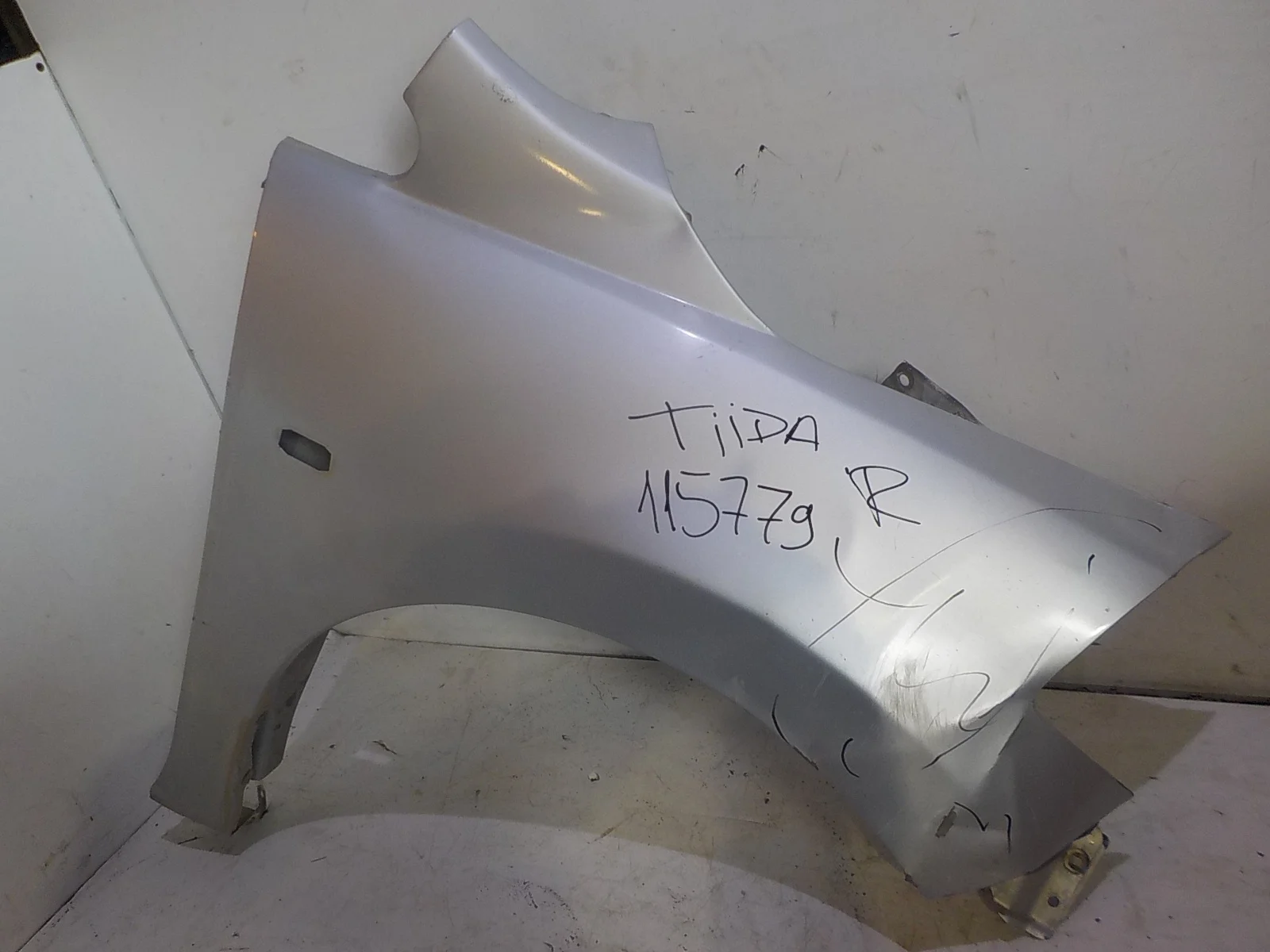 Крыло Nissan Tiida C11 (2004—2012) Перед Право