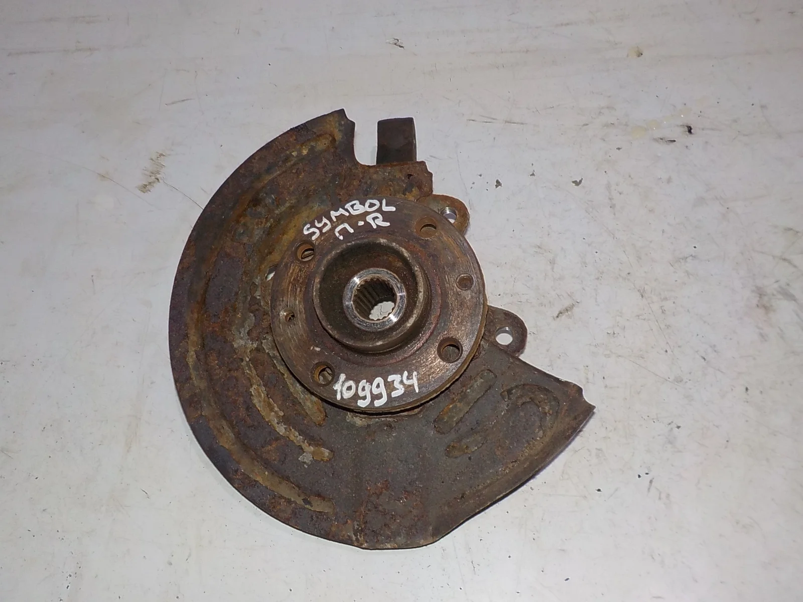 кулак поворотный Renault Symbol I рестайлинг (2002—2006) Перед Право