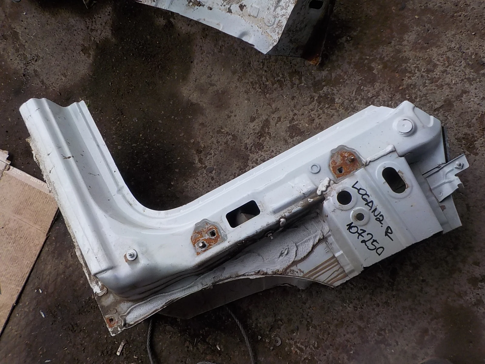 боковина кузова Renault Logan I (2004—2009)  Право