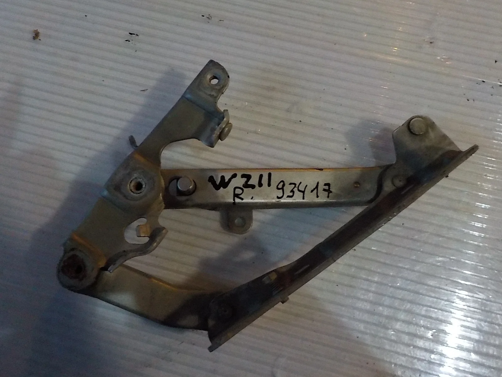 Петля капота Mercedes-Benz E-класс W211/S211 (2002—2006) Перед Право