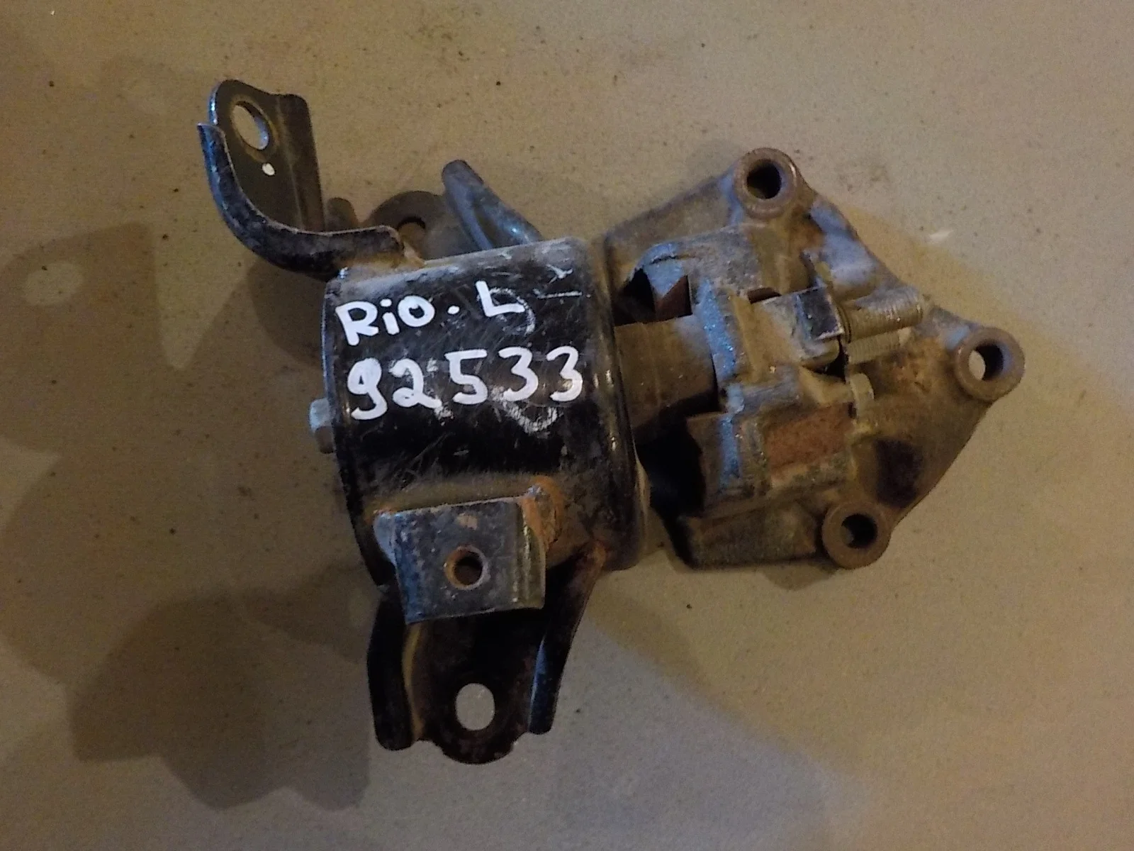 Опора двигателя Kia Rio III (2011—2015)  Лево