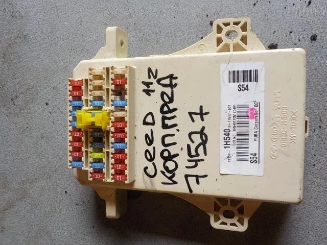 Корпус блока предохранителей Kia Ceed ED (2006—2010)