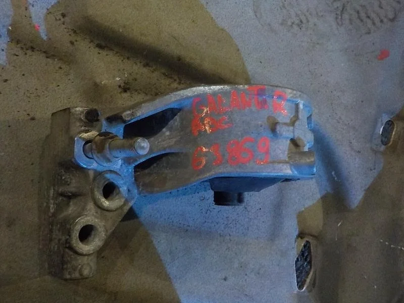 Опора двигателя Mitsubishi Galant VIII (1996—1999)  Право