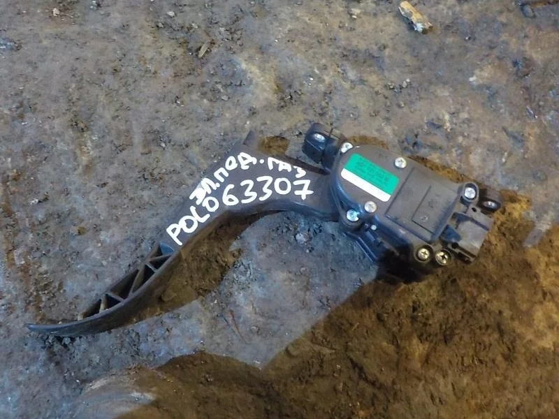 педаль акселератора Skoda Fabia II рестайлинг (2010—2014)