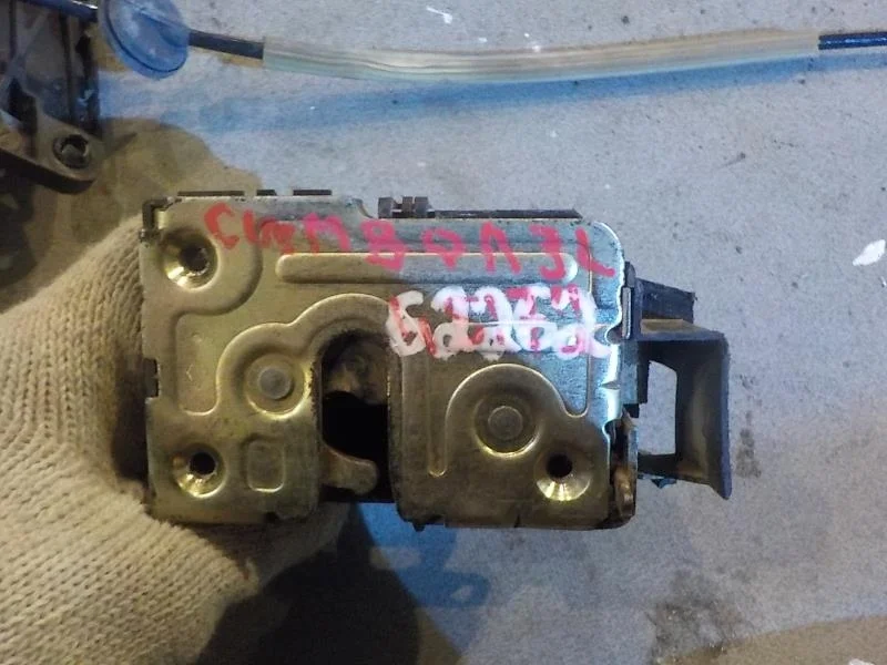 Замок двери Renault Symbol I рестайлинг (2002—2006) Зад Лево