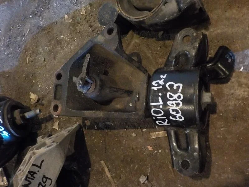 Опора двигателя Kia Rio III (2011—2015)  Лево