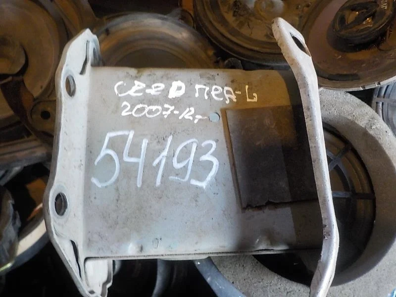 Кронштейн усилителя бампера Kia Ceed ED (2006—2010) Перед Лево