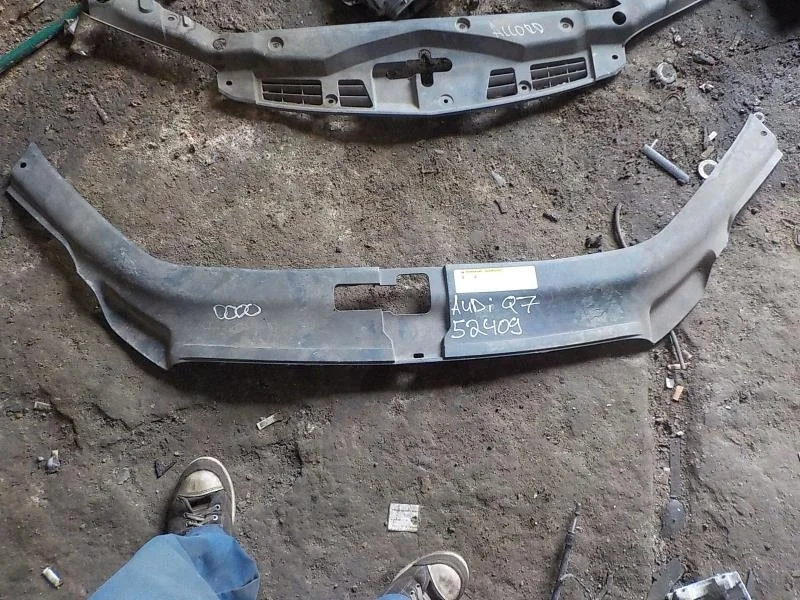 накладка на телевизор Audi Q7 4L рестайлинг (2009—2015)