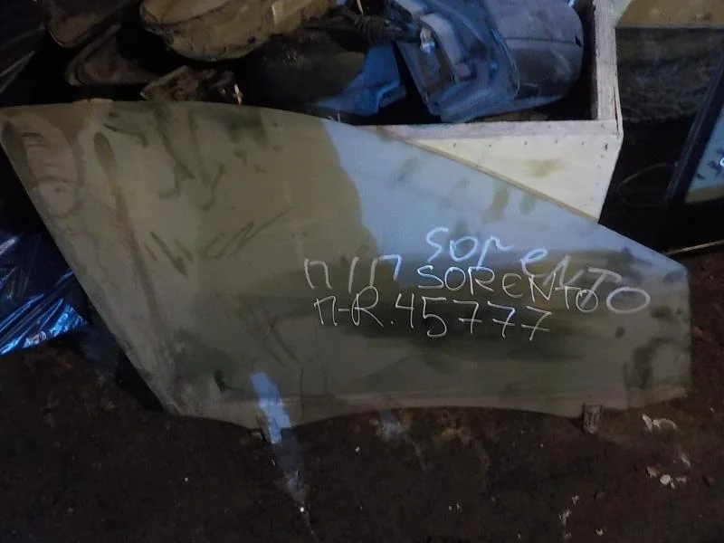 стекло Kia Sorento I (2002—2006) Перед Право