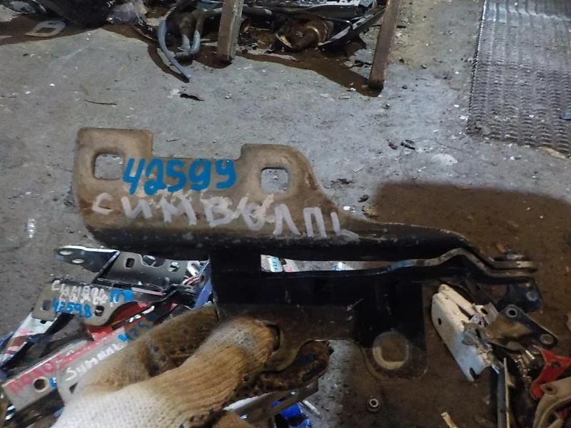 Петля капота Renault Symbol I рестайлинг (2002—2006) Перед Лево