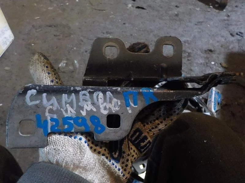 Петля капота Renault Symbol I рестайлинг (2002—2006) Перед Право