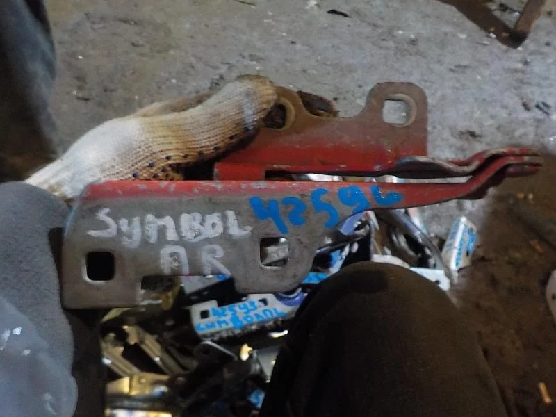 Петля капота Renault Symbol I рестайлинг (2002—2006) Перед Право