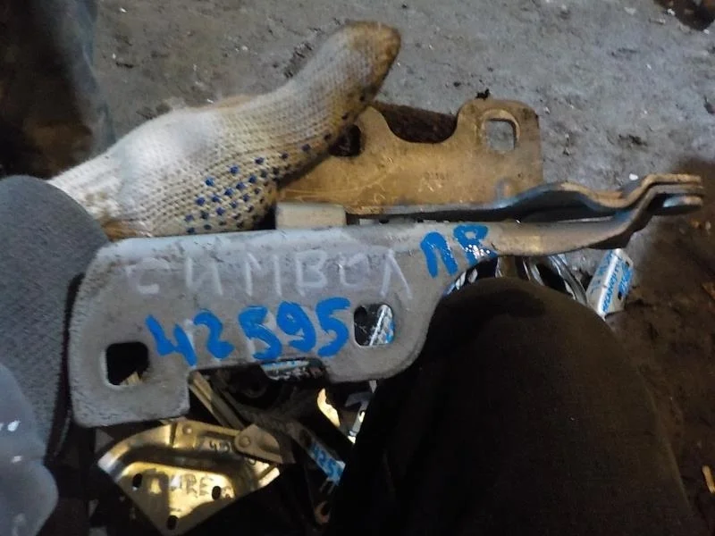 Петля капота Renault Symbol I рестайлинг (2002—2006) Перед Право