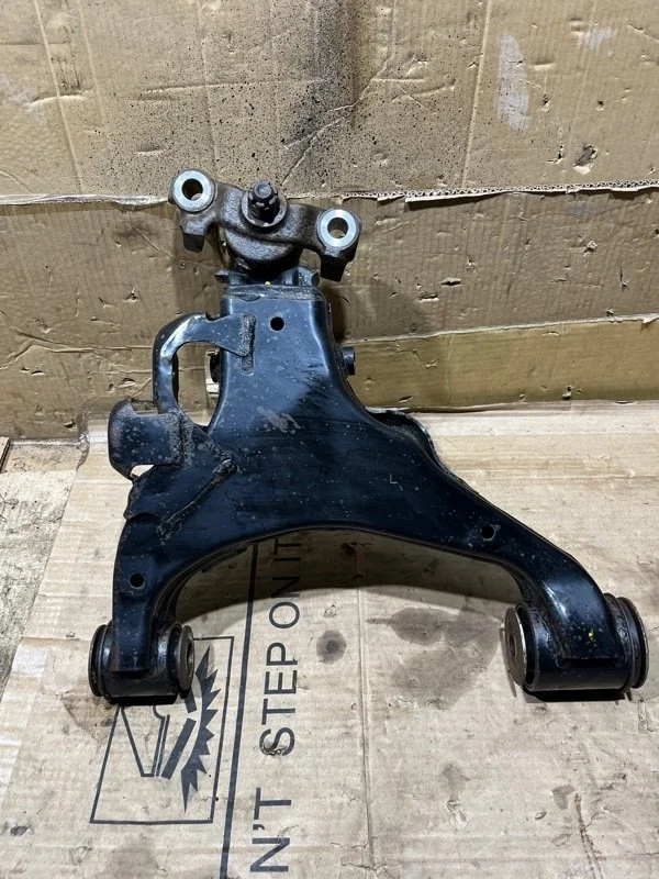 Рычаг передний нижний левый Toyota Land Cruiser 2015 4806960030 URJ200 1VD-FTV 4.5