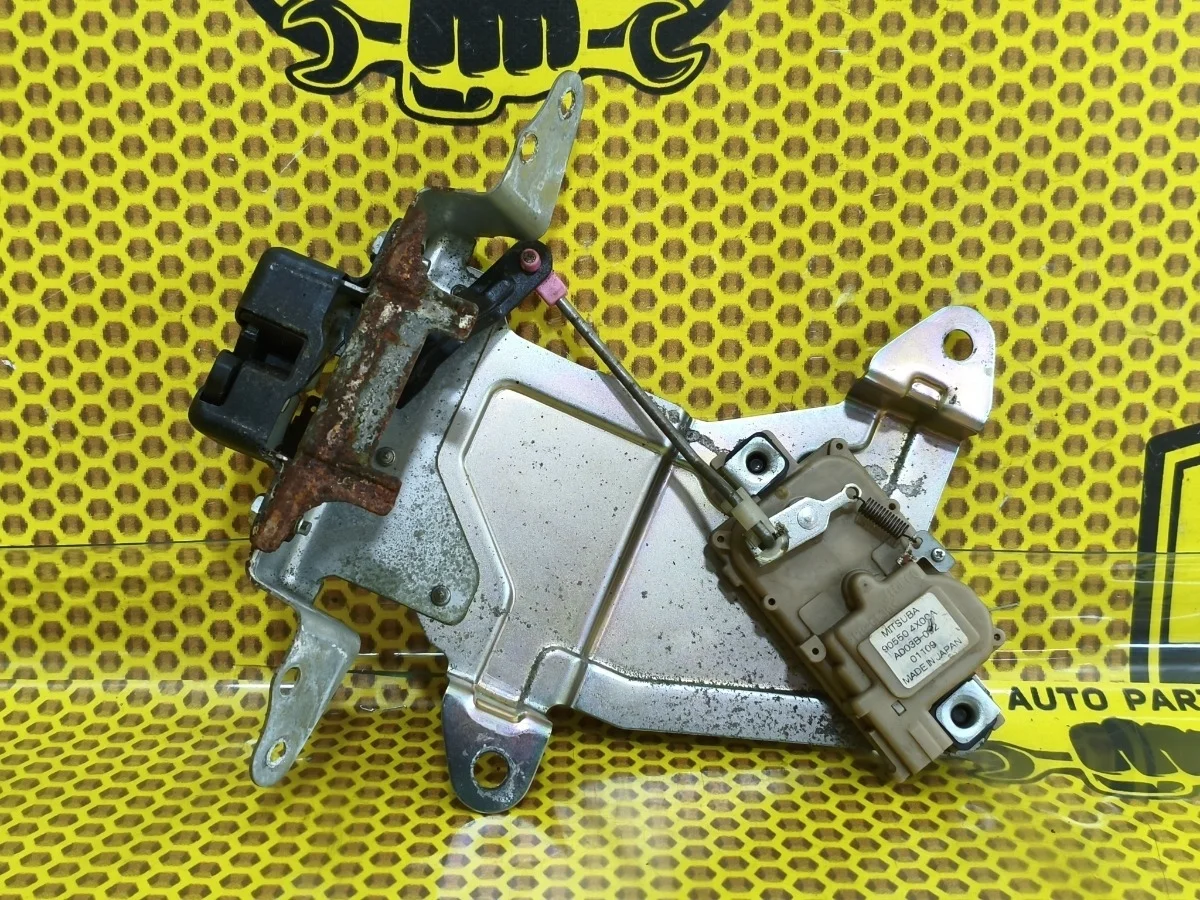 Замок стекла крышки багажника Nissan Pathfinder 2011 903304X00A R51 V9X