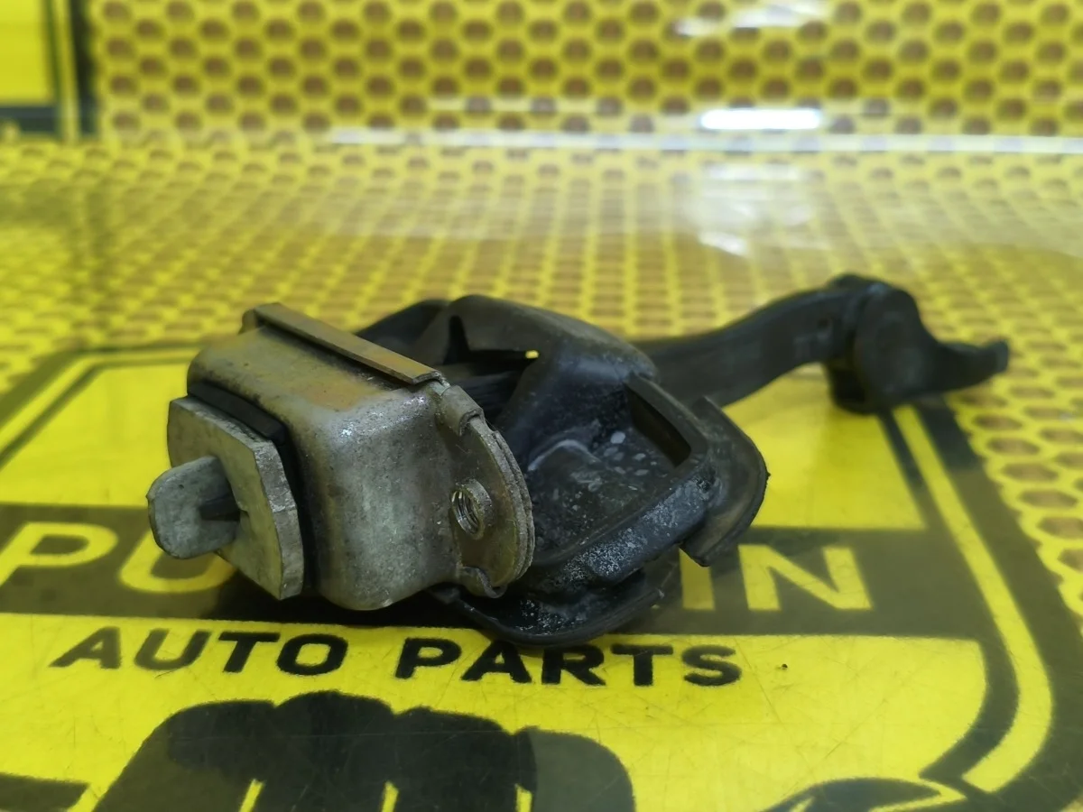 Ограничитель двери Nissan Pathfinder 2011 804304X00A R51 V9X, передний правый