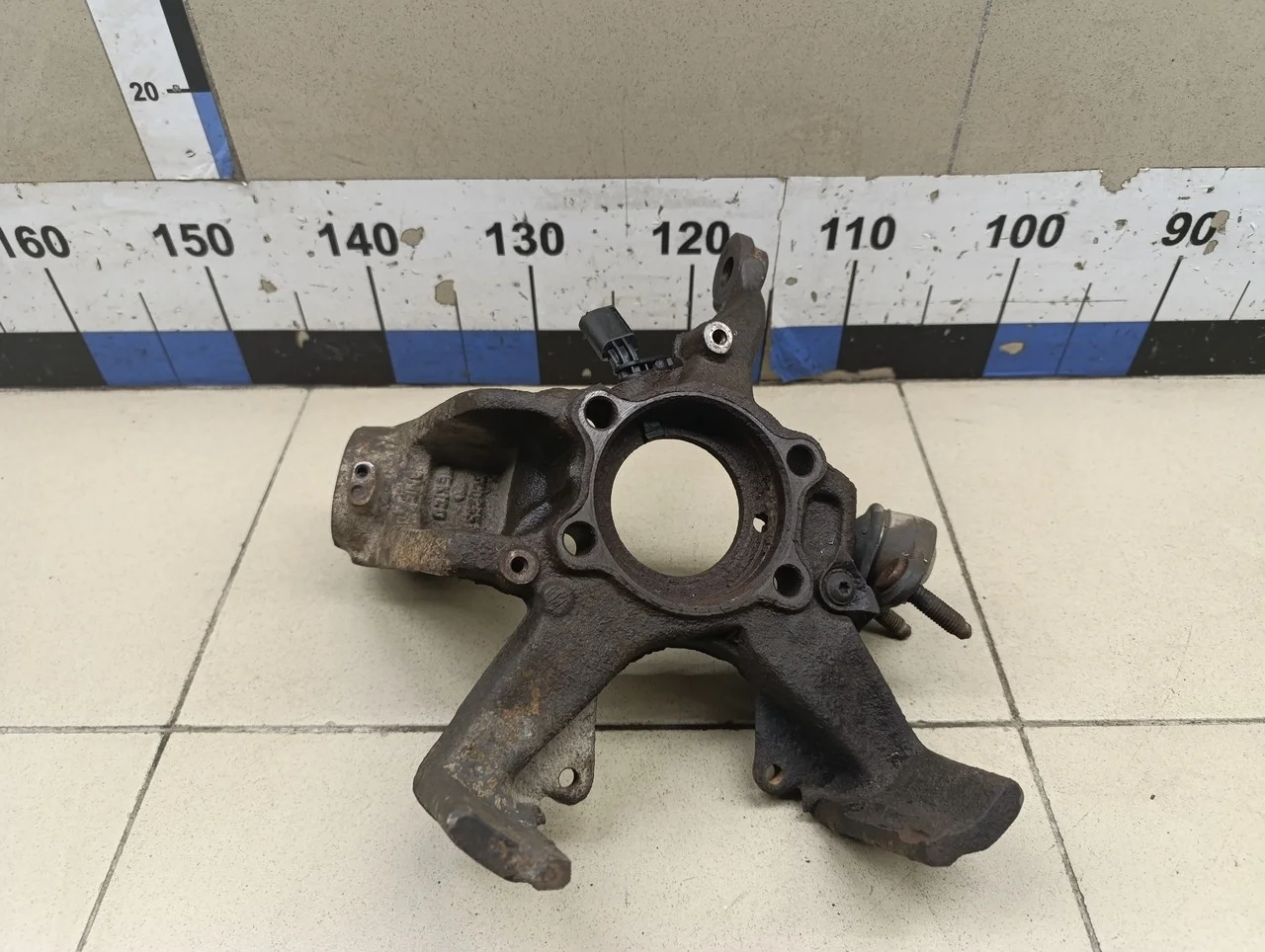 Кулак поворотный передний левый Jetta 2011>