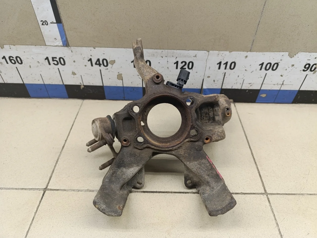 Кулак поворотный передний правый Jetta 2011>