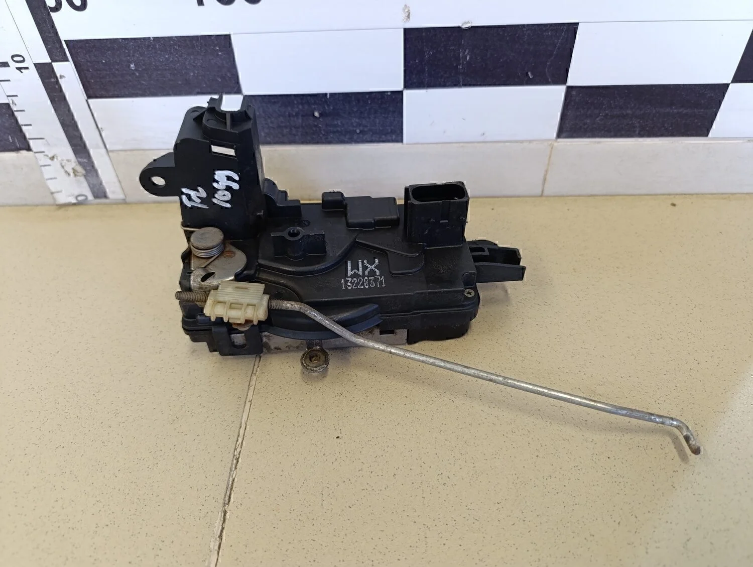 Замок двери передней левой Astra H / Family 2004-2015