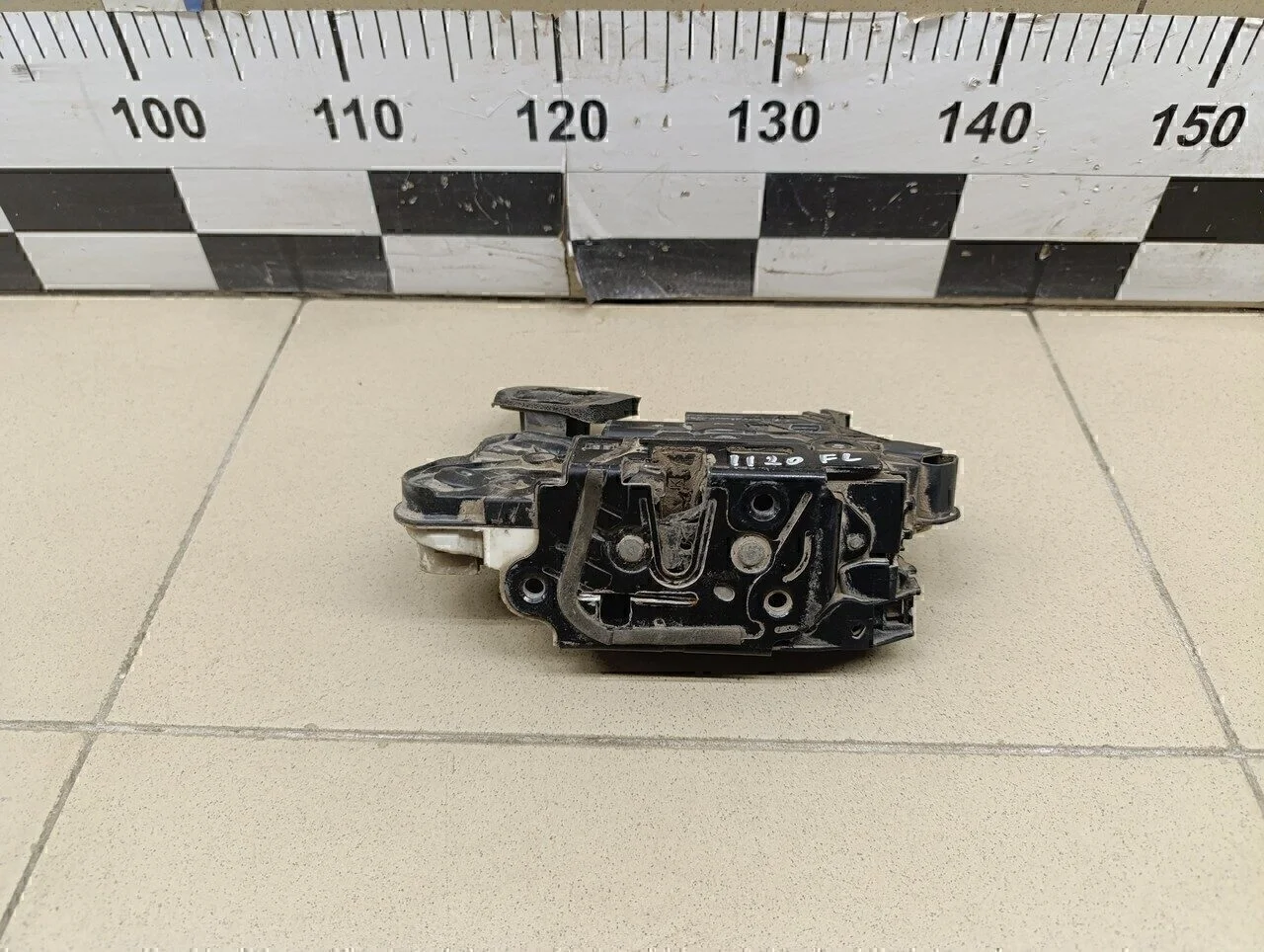 Замок двери передней левой Jetta 2011>