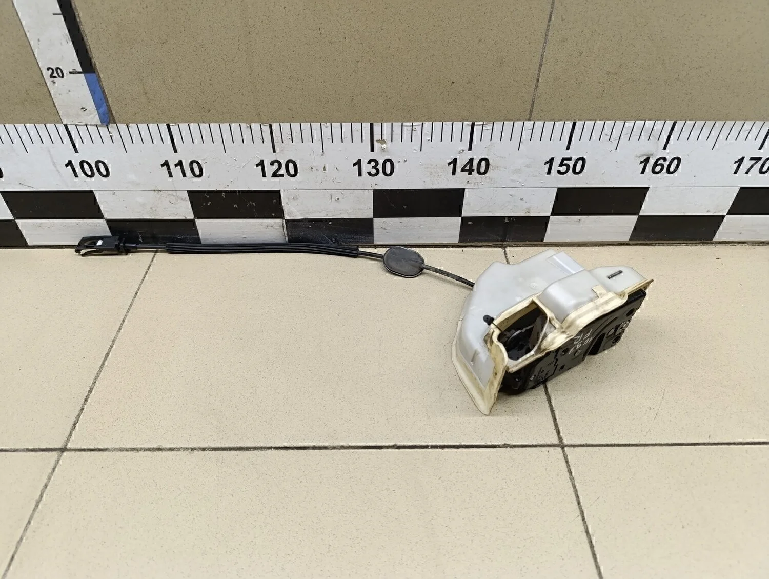 Замок двери передней правой Touareg 2002-2010