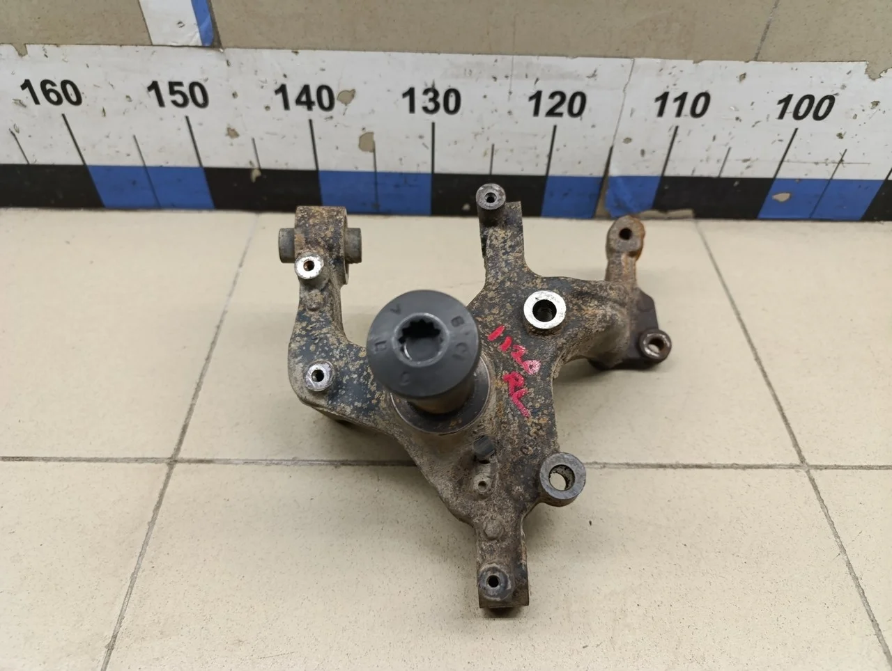 Кулак поворотный задний левый Jetta 2011>