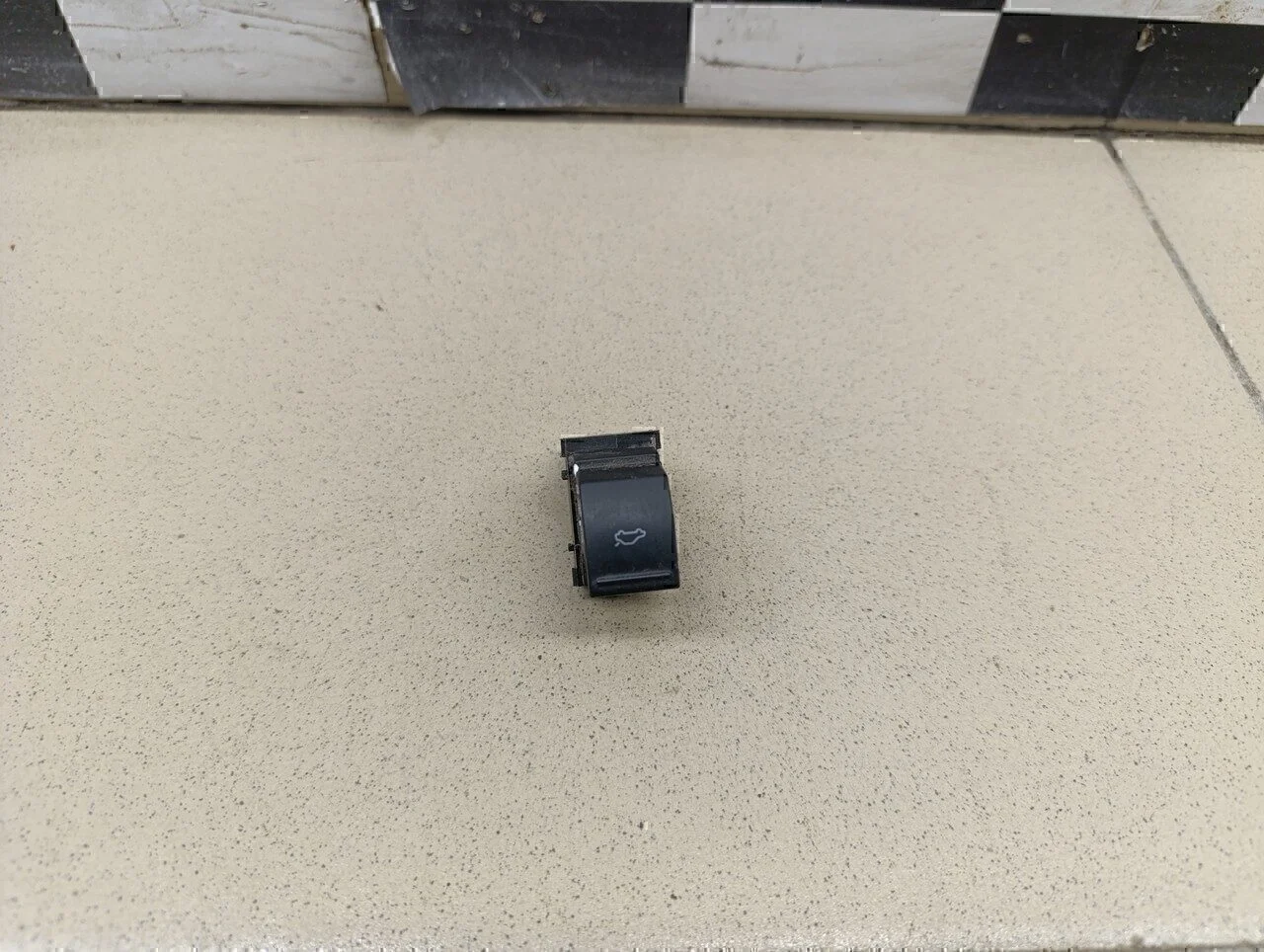 Кнопка открывания багажника Polo (Sed RUS) 2011>