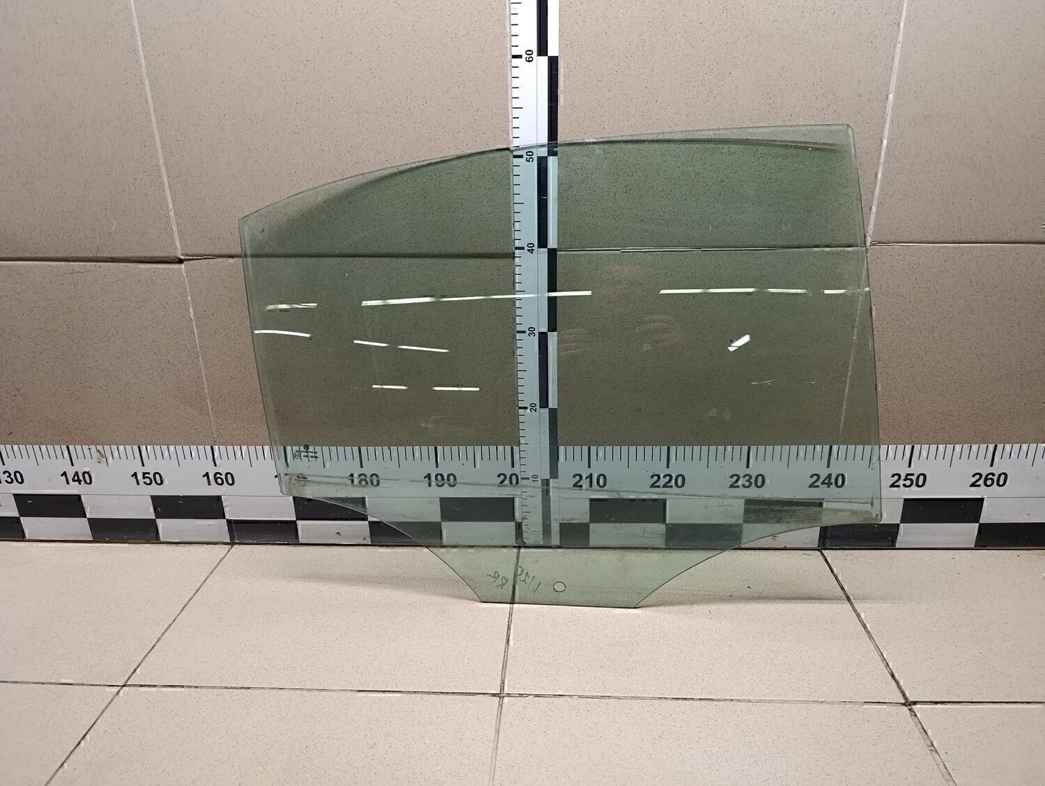 Стекло двери задней правой Jetta 2011>