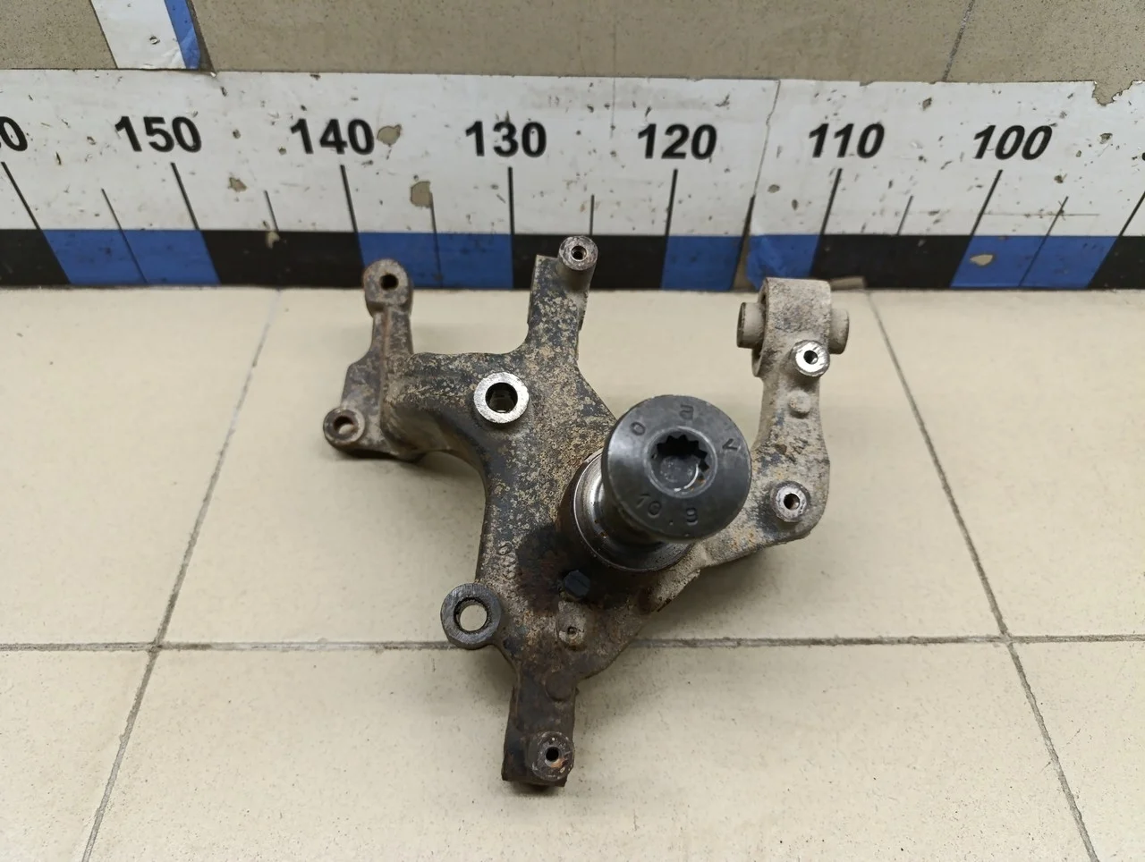 Кулак поворотный задний правый Jetta 2011>