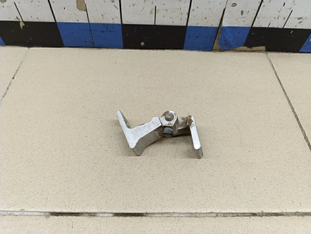 Петля двери Jetta 2011>