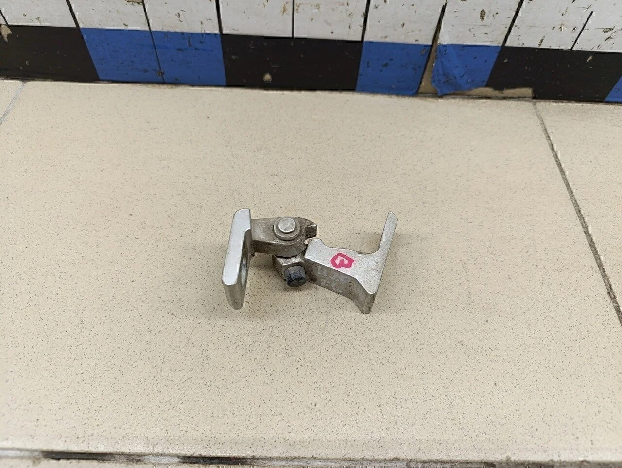 Петля двери Jetta 2011>