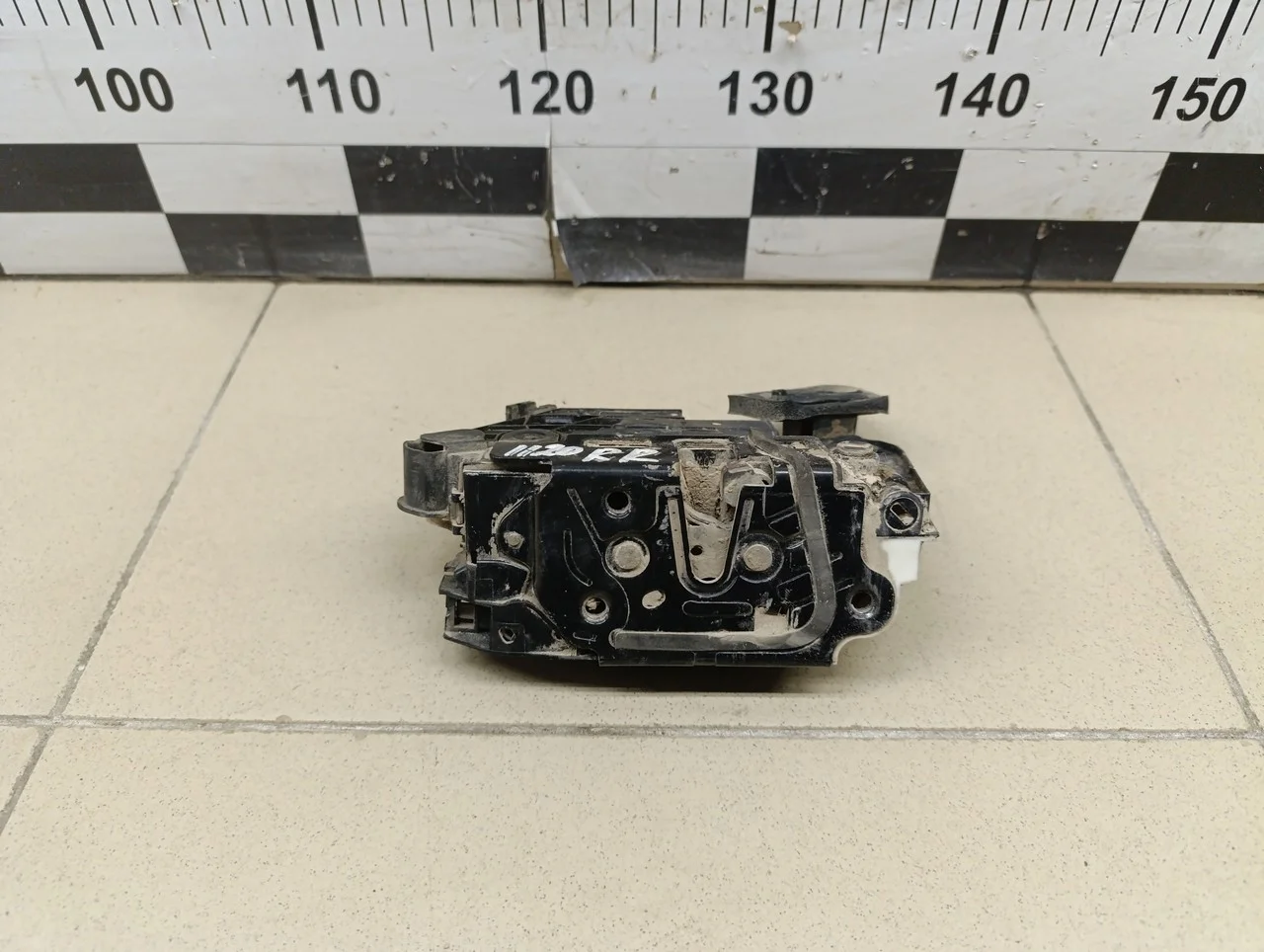 Замок двери задней правой Yeti 2009>