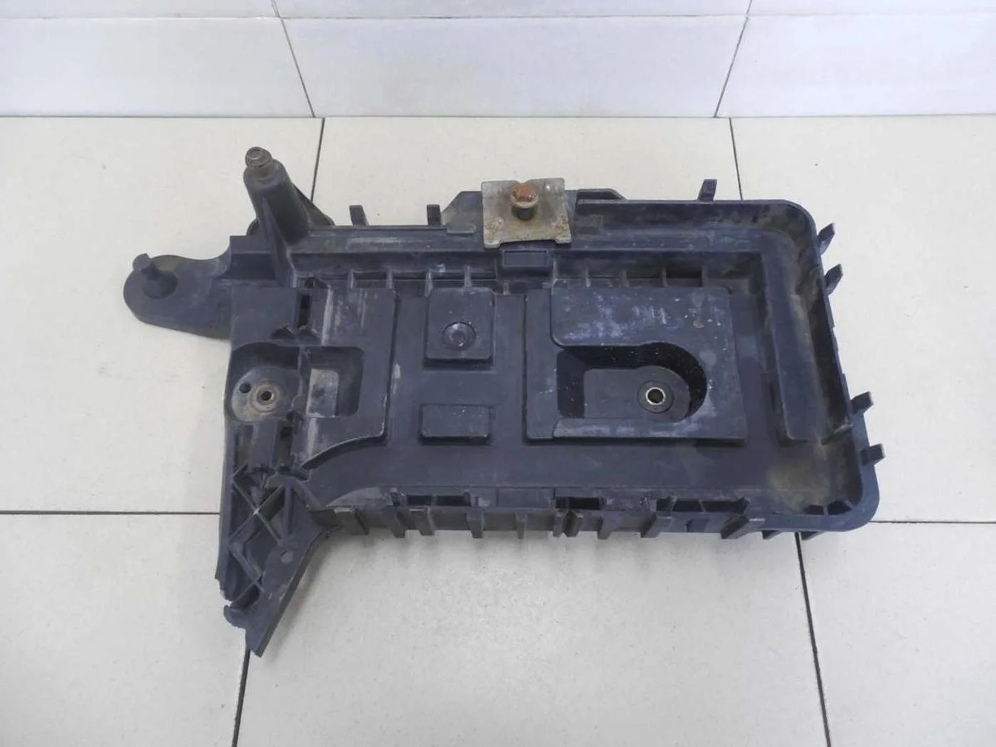 Крепление АКБ (корпус/подставка) Passat [B6] 2005-2010