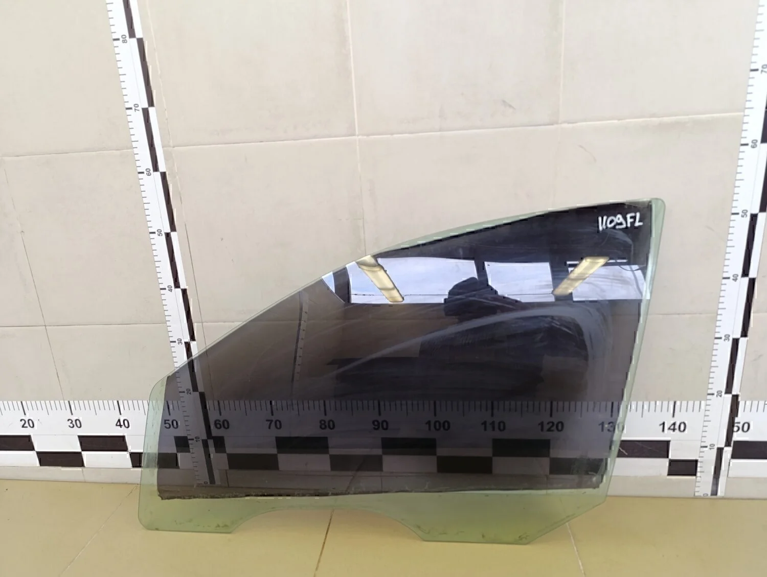 Стекло двери передней левой Focus I 1998-2004