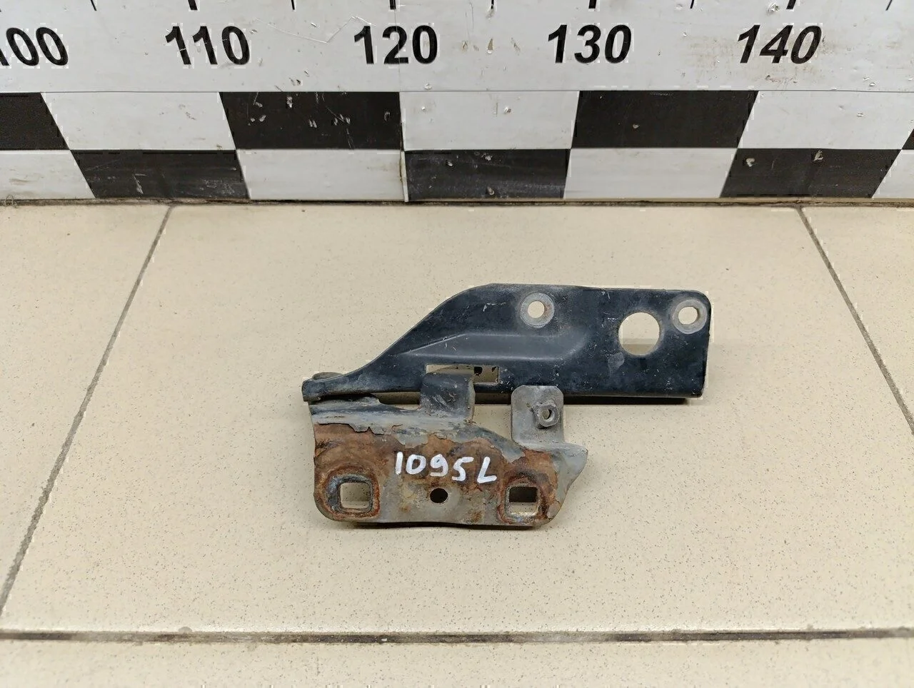 Петля капота левая Almera Classic (B10) 2006-2013