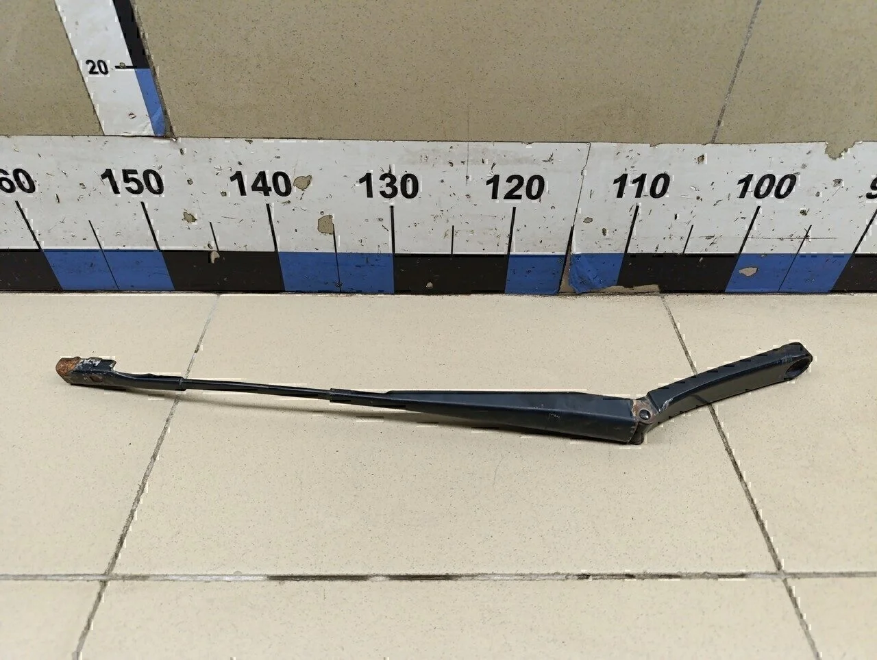 Поводок стеклоочистителя передний левый Jetta 2011>