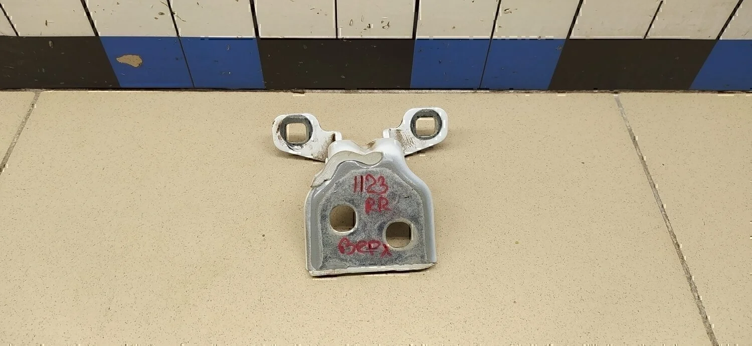 Петля двери Duster 2012>