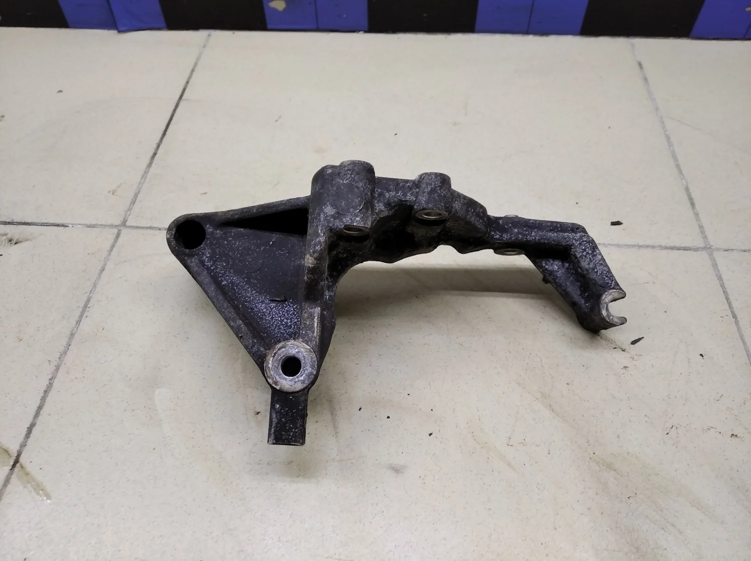 Кронштейн генератора Starex H1 1997-2007