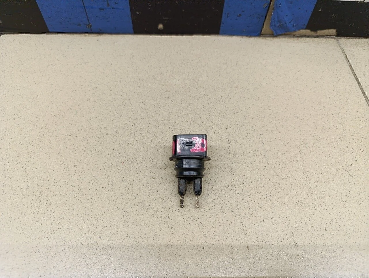 Датчик уровня в бачок омывателя A3 (8L1) 1996-2003