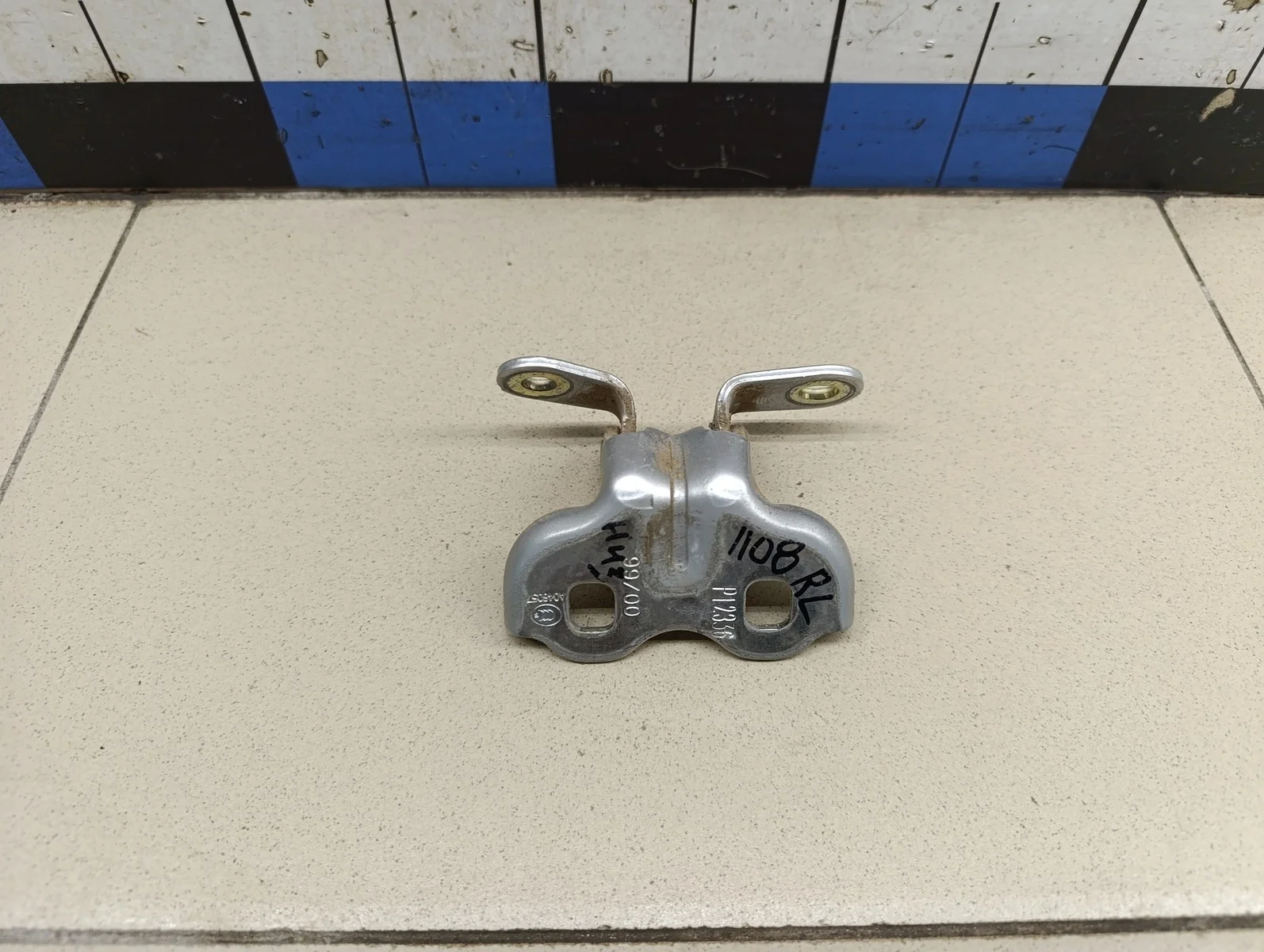 Петля двери Mokka 2012>