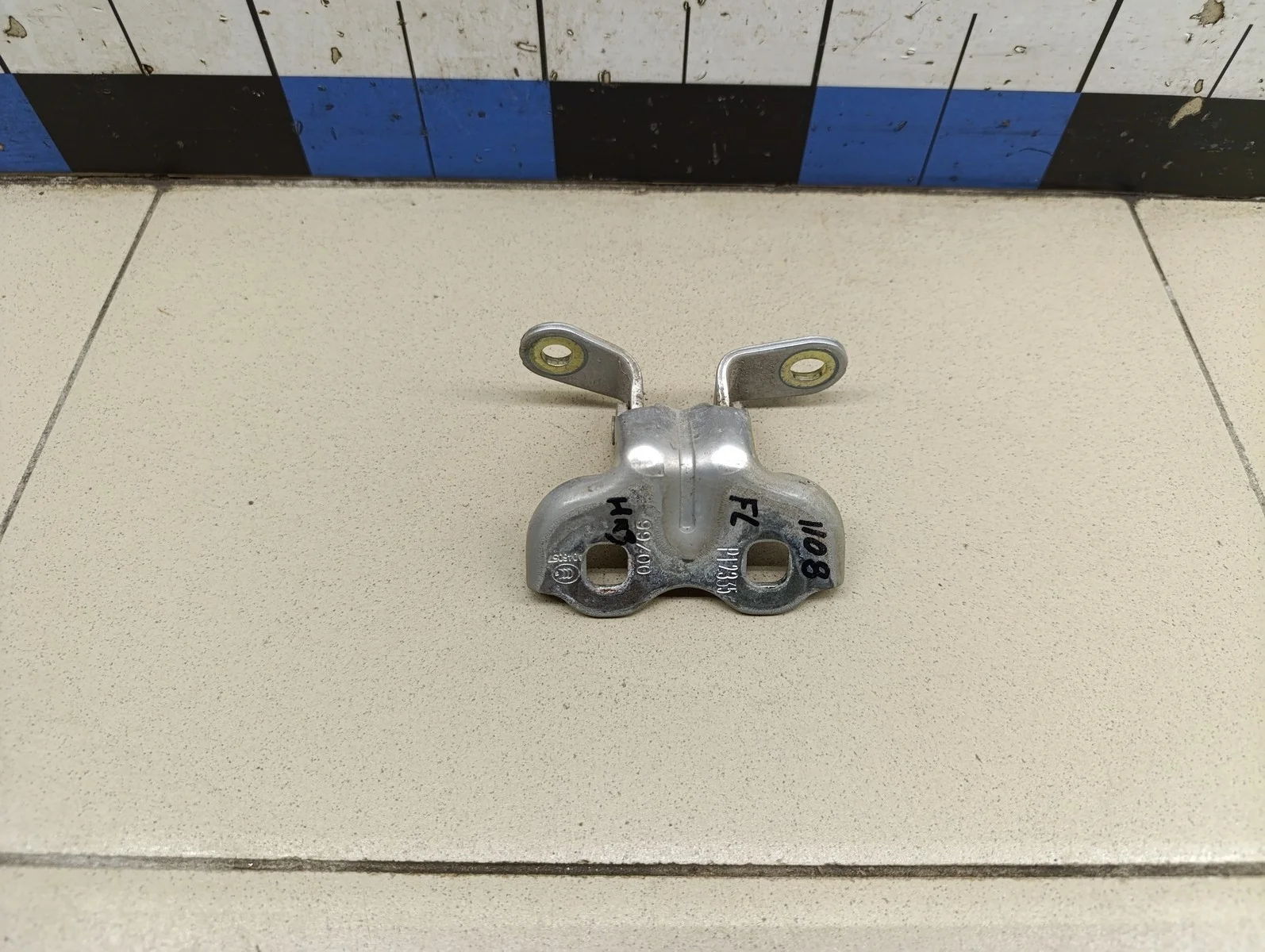 Петля двери Mokka 2012>