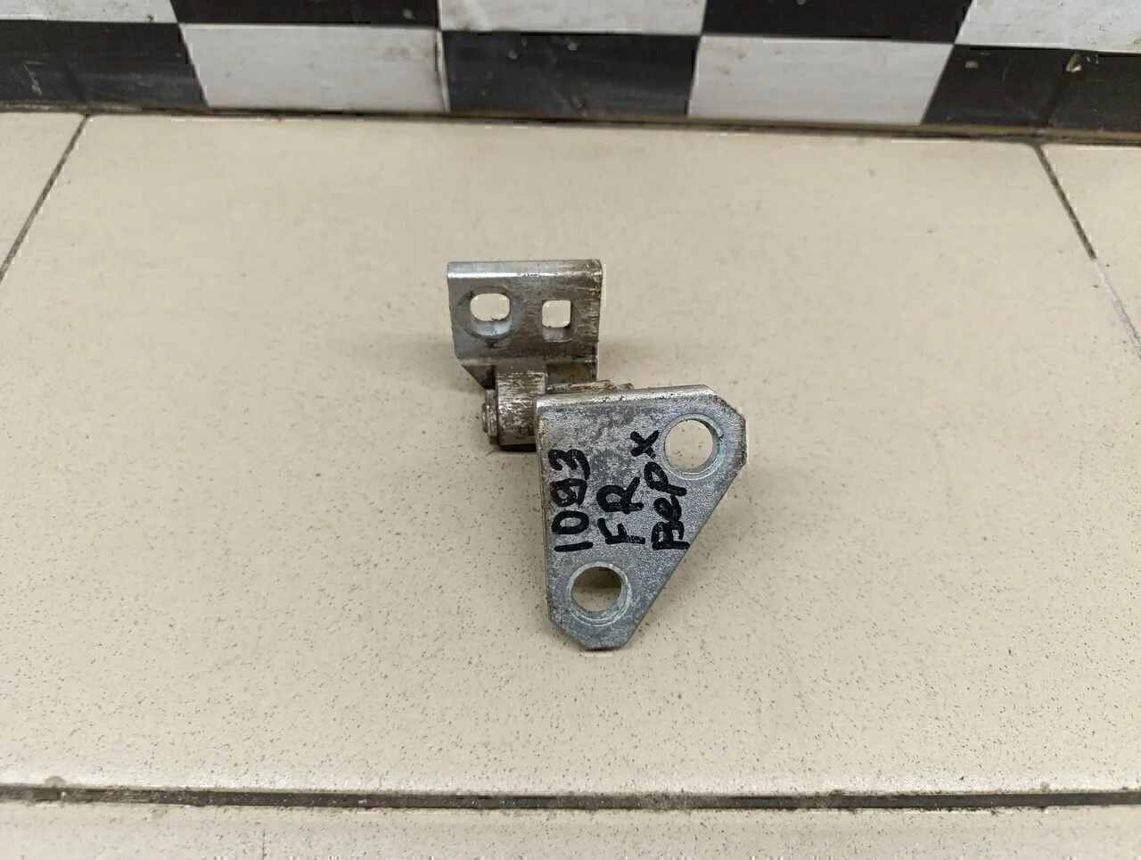 Петля двери передней правой верхняя Golf V 2003-2009