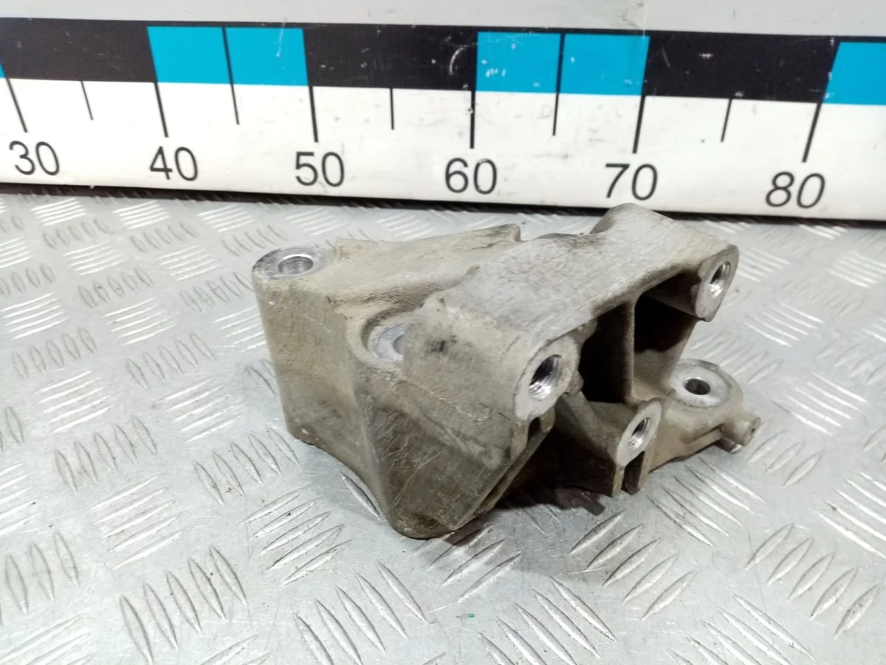 [Б/У] Кронштейн опоры двигателя правый [Код: 00669768 ]