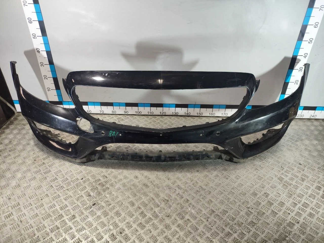 [Б/У] Бампер передний Mercedes W205 - Царапины по нижнему краю. Надломан левый уголок бампера. [ХОРОШЕЕ] [Код: 00671461 ]