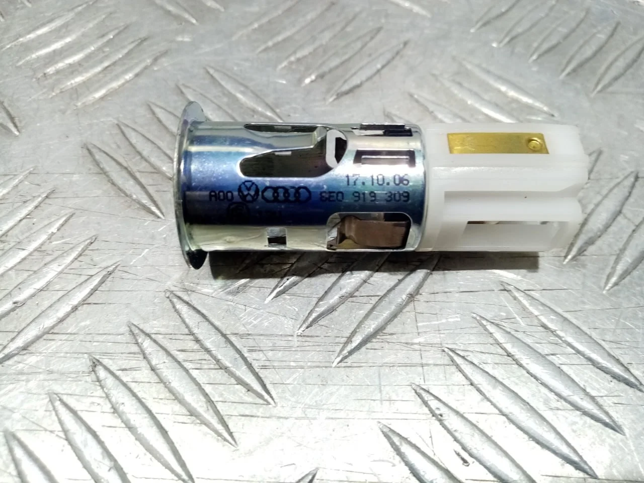 [Б/У] Гнездо прикуривателя Audi Seat [Код: 00670662 ]