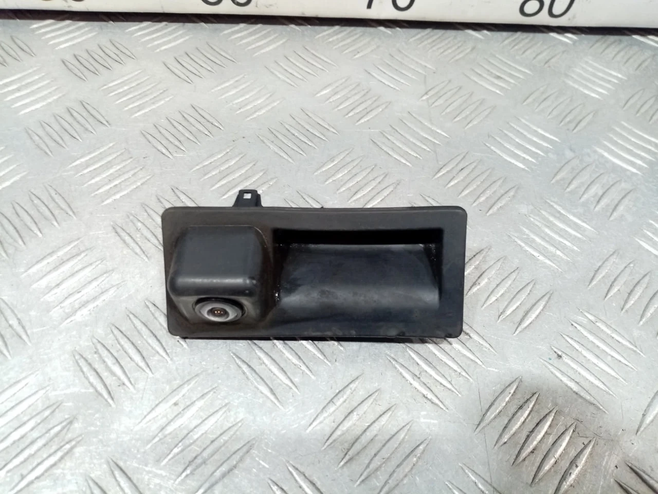[Б/У] Камера заднего вида/ручка багажника - Дефект 1 крепления [Незначительные дефекты] [Код: 00670015 ]