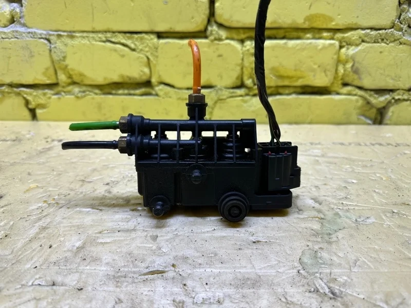 Блок клапанов гидроподвески задний Land Rover