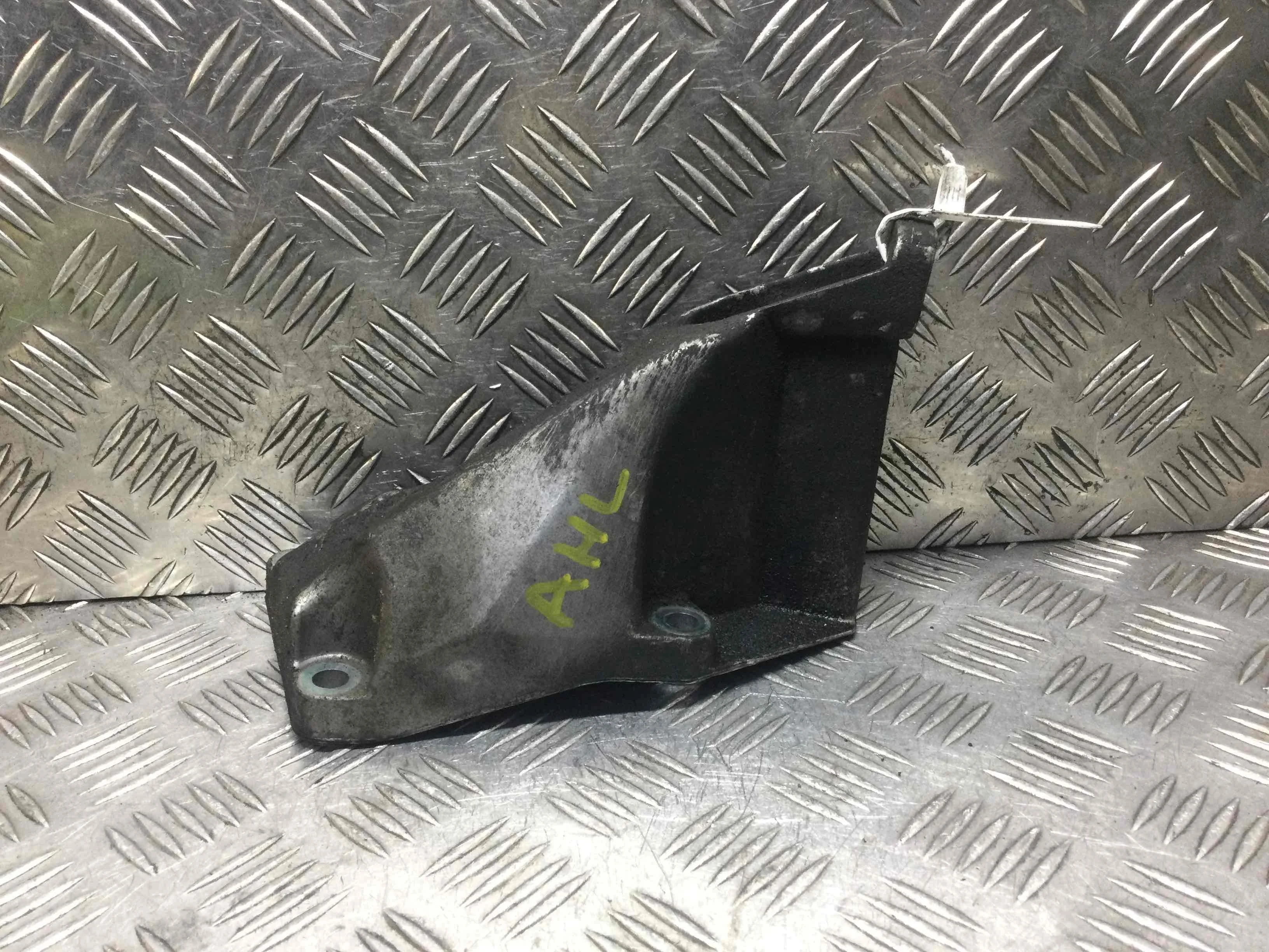 Кронштейн двигателя Volkswagen Passat B5 (1996-2000) бензин 1.6 i Механика Универсал