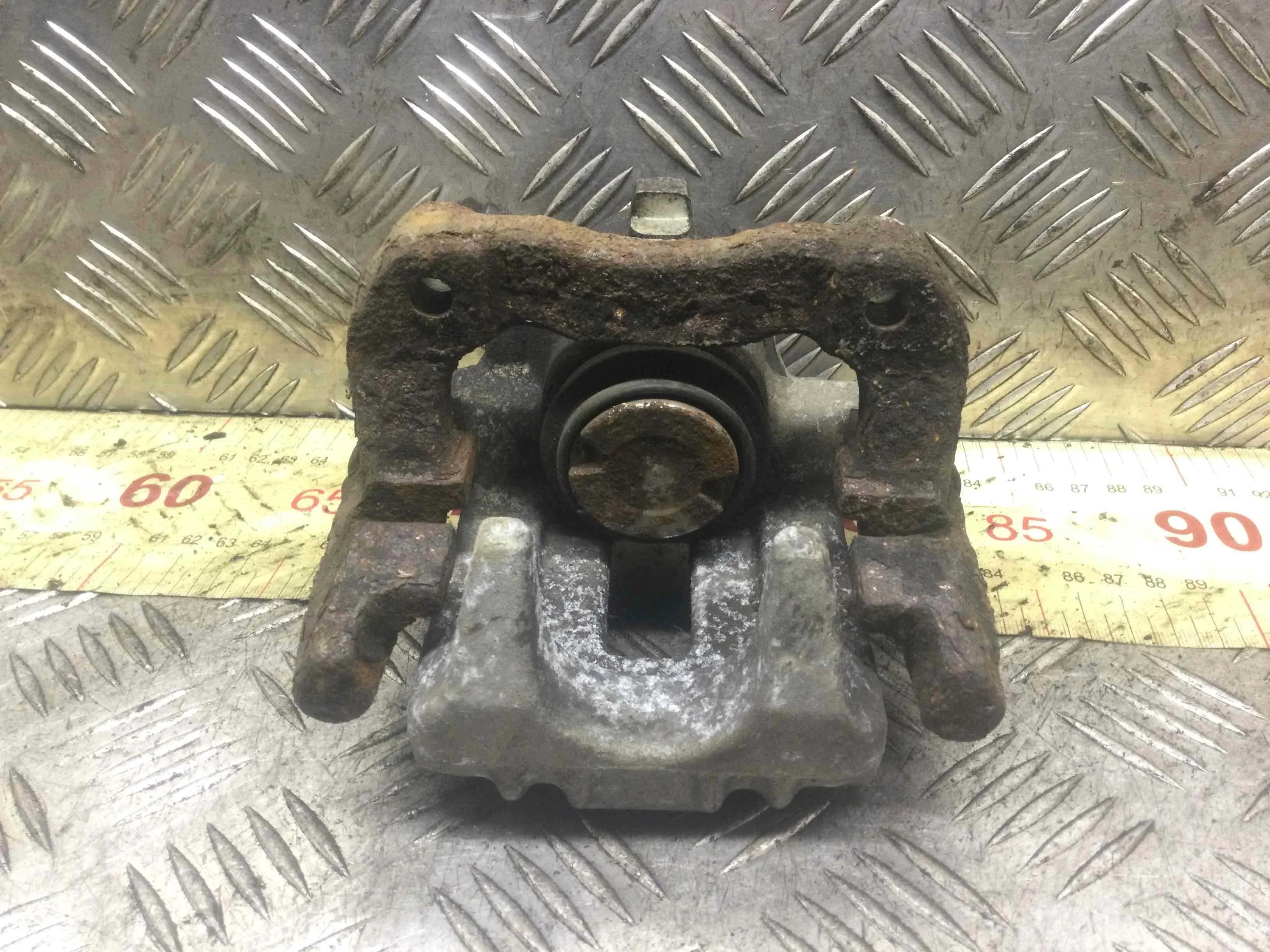 Суппорт задний правый Volkswagen Golf 4 поколение (1997-2004) бензин 1.4 i Механика 3-дв, х/б